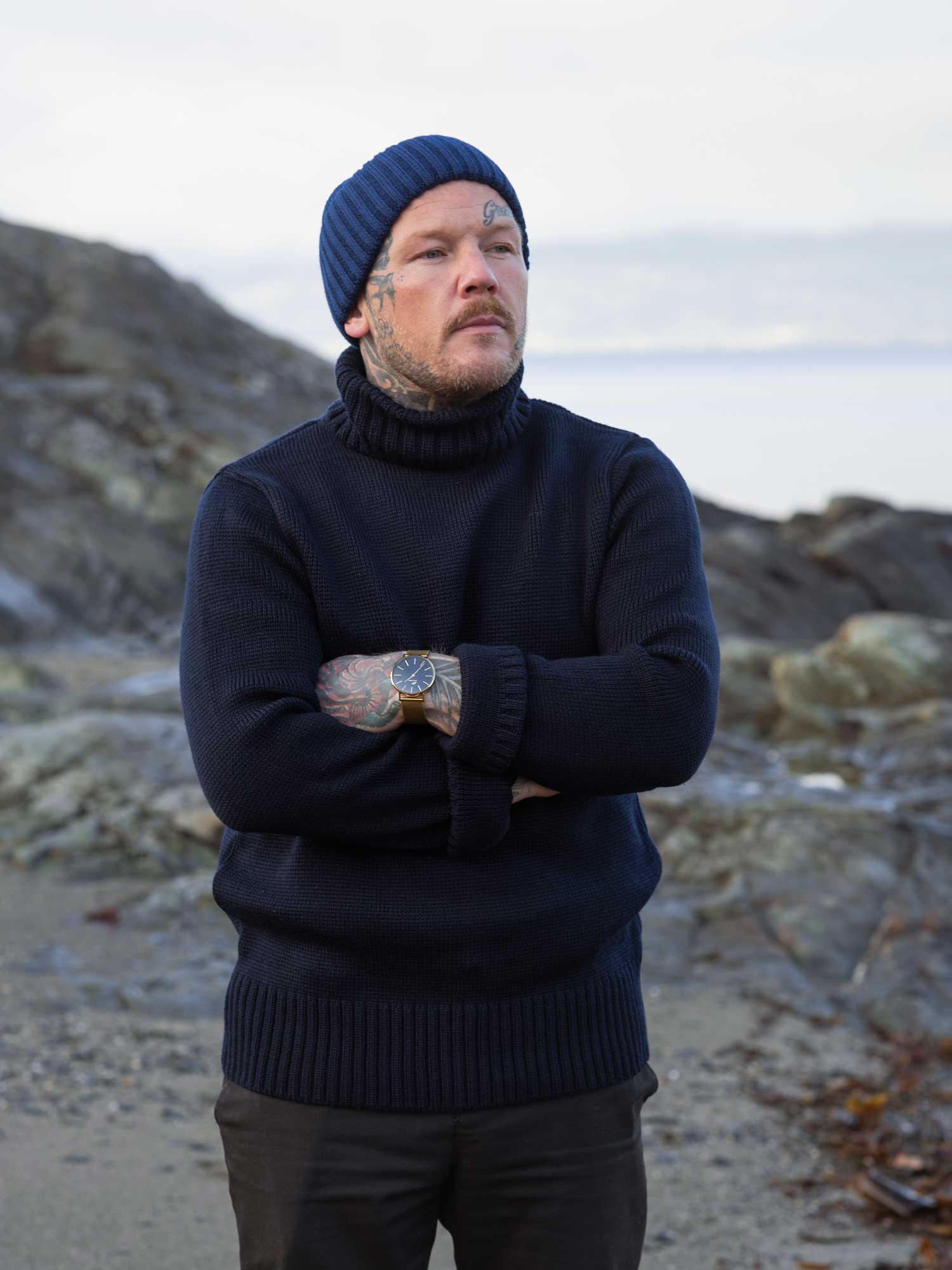 Tommy berntsen har Ryvarden fyr-klokken herreklokke i gull på armen