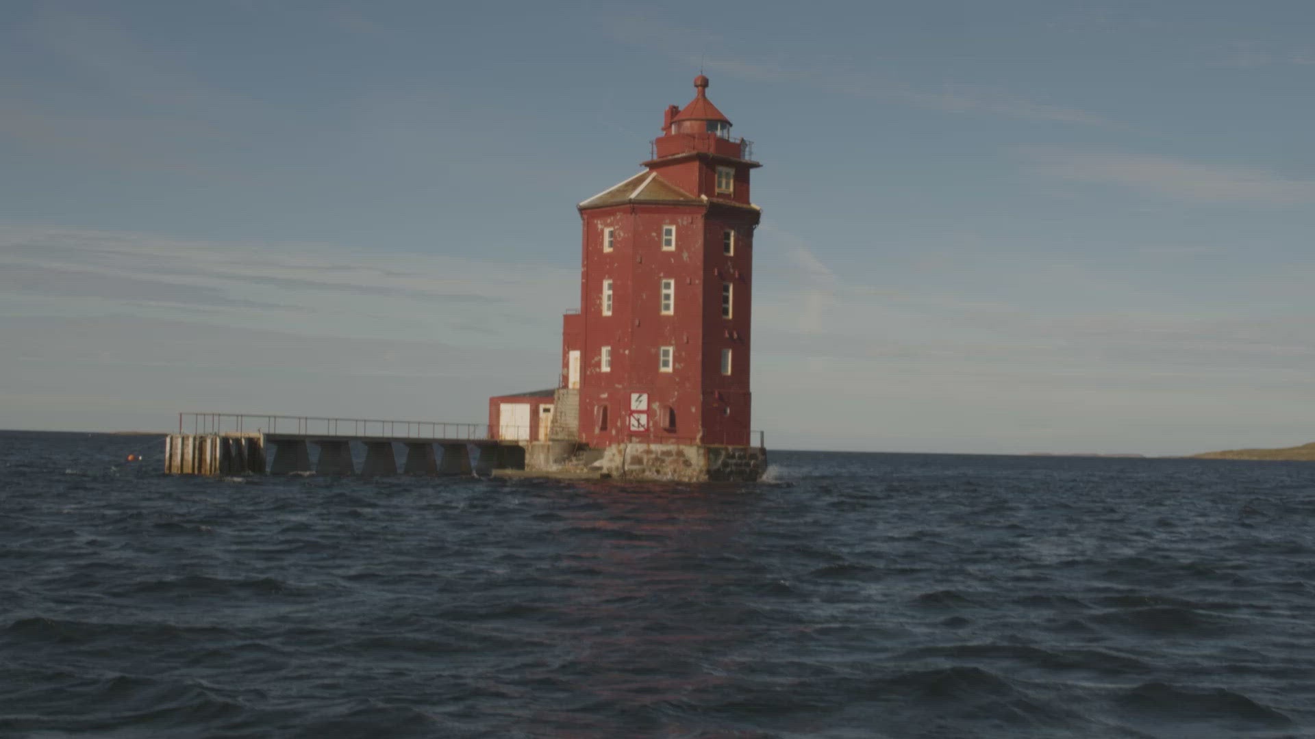 Film av kjeungskjær fyr. Bølgene sin andre klokkemodell