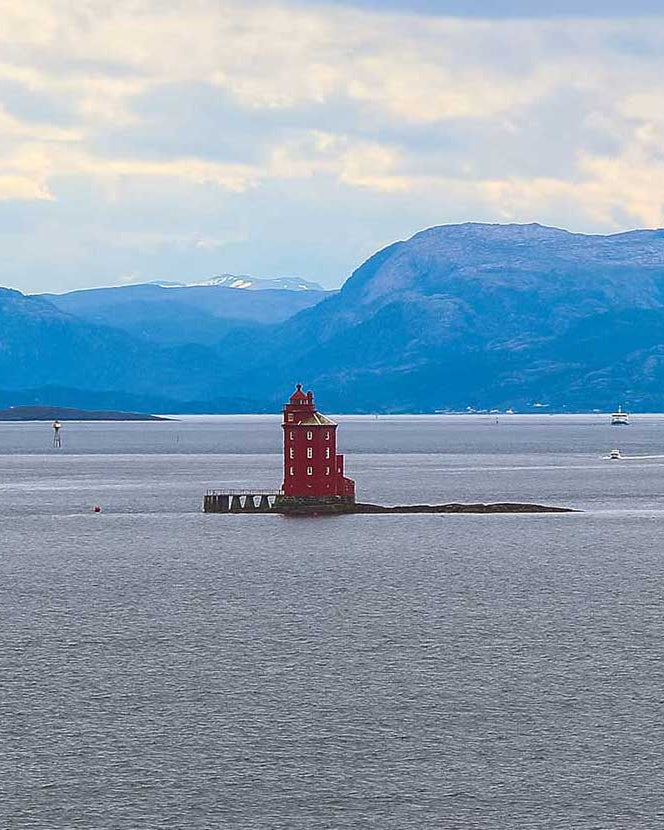 Kjeungskjær fyr sett fra havet når det er fjære