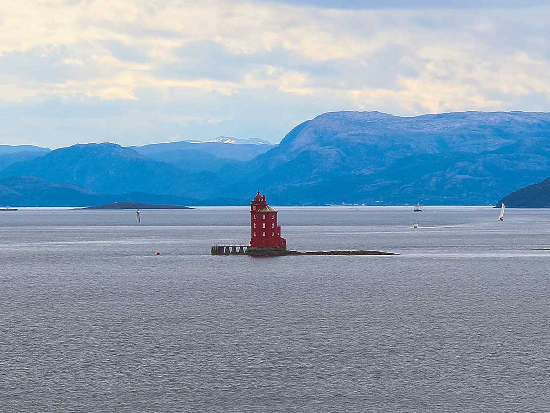 Kjeungskjær fyr sett fra havet ved fjære